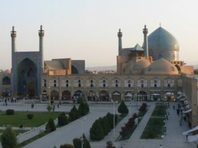 Glimmering Palaces and Giant Squares of Esfahan