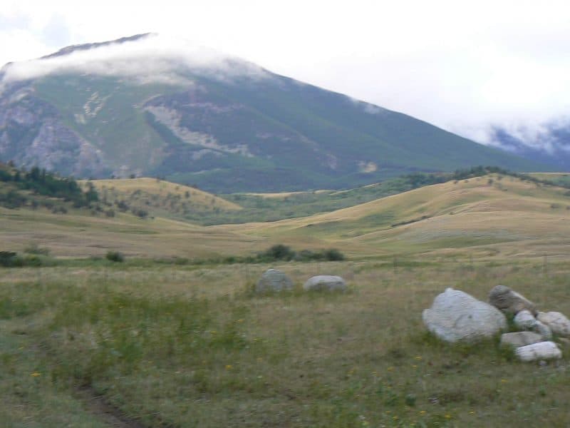 The Lazy E-L Ranch lies at the foot of the Absaroka-Beartooth Wilderness Area.