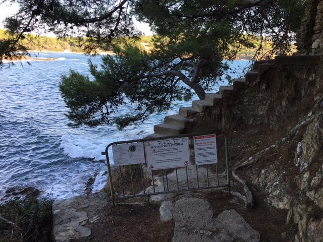 Yes, it says 'ferme' but how can anyone resist such a path along the crashing seashore of Provence?