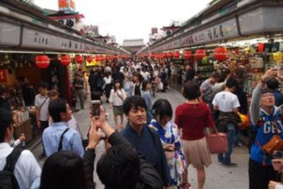 shopping-at-the-asakusa-temple