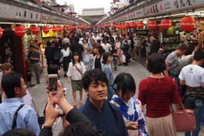 shopping-at-the-asakusa-temple