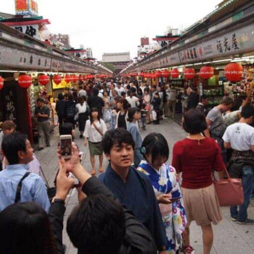 shopping-at-the-asakusa-temple