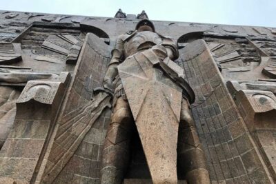 The huge monument contains an eerie in side circular area with excellent acoustics, and concerts are held there.